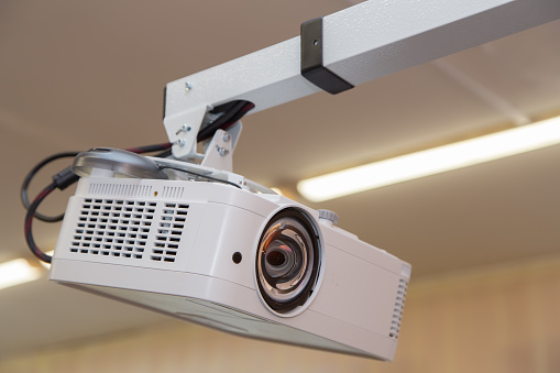 how to hang a projector screen from ceiling